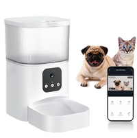 White X35 automatic pet feeder with 4L hopper, camera lens, stainless bowl, app screen, and a pug with a cat beside it.